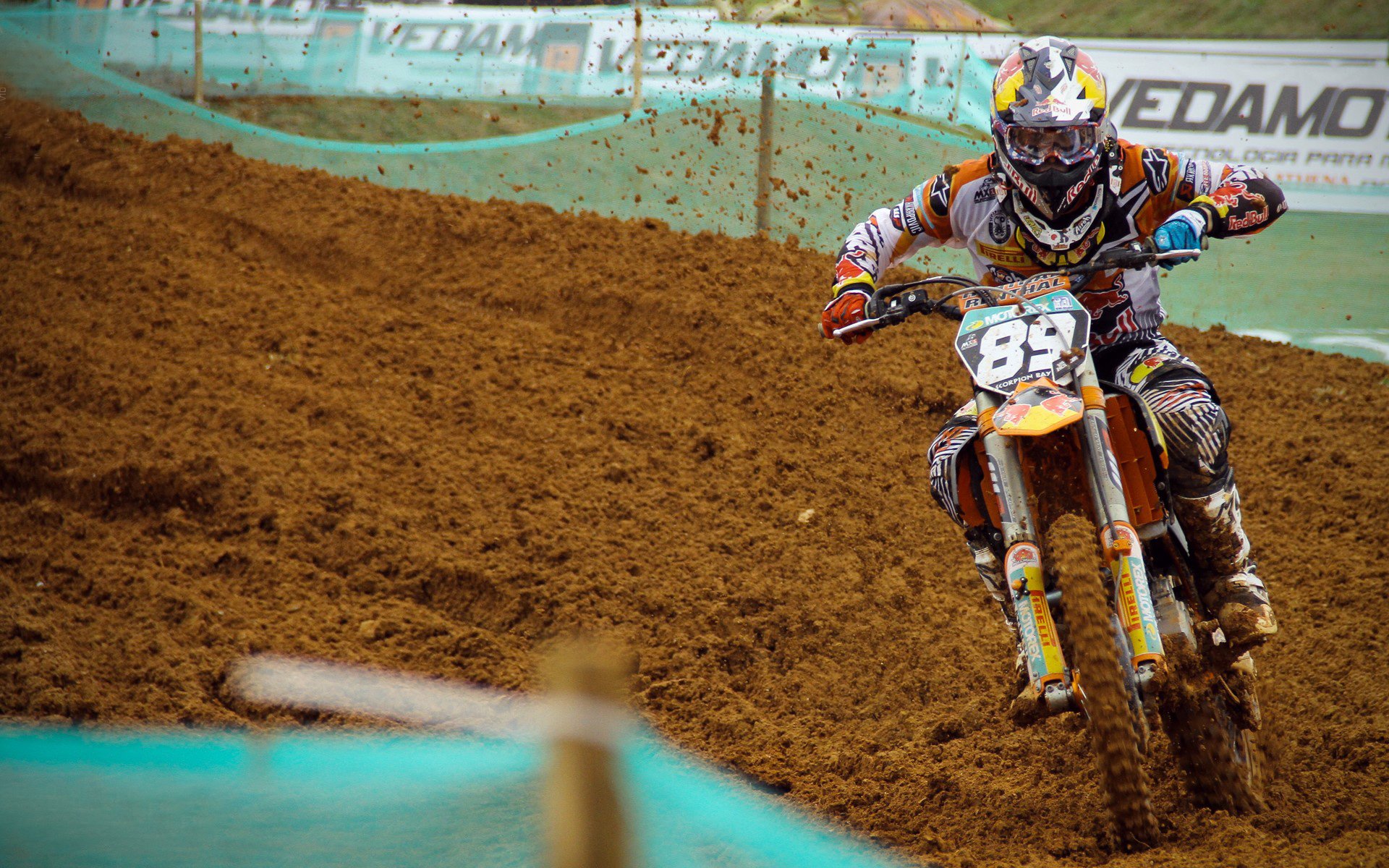 “弯道飞旋：漂移舞者的极致展演”，弯道漂移什么意思